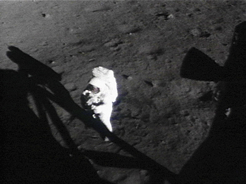 Prvi, veoma mali čovek na Mesecu 1