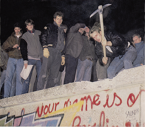 Najevropljanin i ostatak Srbije – Kako je Vučića u glavu pogodio zalutali kamen s Berlinskog zida 1