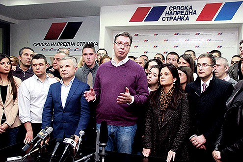Vučić i ovčice – Predsednik SNS-a sada se kao nećka da raspiše republičke izbore a njegovi ga nagovaraju. I to tako da se vidi da ih je on nagovorio da ga nagovaraju 1