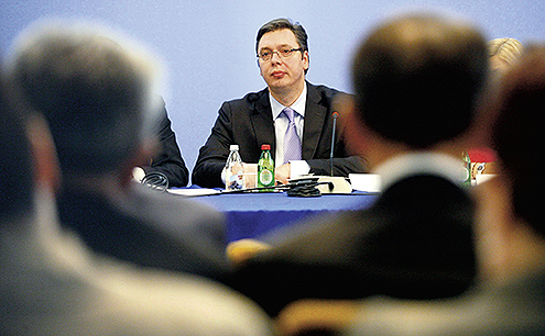 Dan kada su se sreli Vučić i Mišković – Svi se prave da je u kući "nova metla" za koju se veruje da ima dovoljno snage da uradi nešto više nego što je trpanje đubreta pod tepih 1