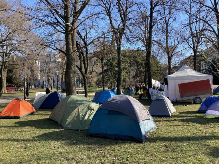 Protestni zeleni kamp u Pionirskom parku: Jutrenja kod Predsednika 2