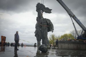 Uklanjanje sovjetskih spomenika: Prvo je figura ruskog vojnika izgubila glavu 3