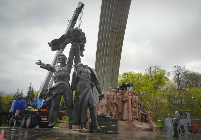 Uklanjanje sovjetskih spomenika: Prvo je figura ruskog vojnika izgubila glavu 2