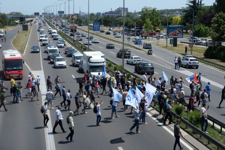 Radnici Fijata blokirali Gazelu: Moglo bi da potraje 2 Radnici Fijata blokirali Gazelu: Moglo bi da potraje 2
