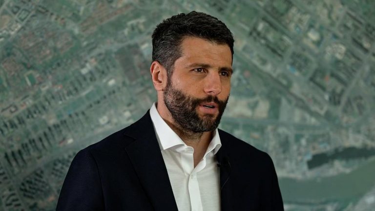 Budući gradonačelnik Beograda Aleksandar Šapić: Dobar plivač i u politici 2 Budući gradonačelnik Beograda Aleksandar Šapić: Dobar plivač i u politici 2