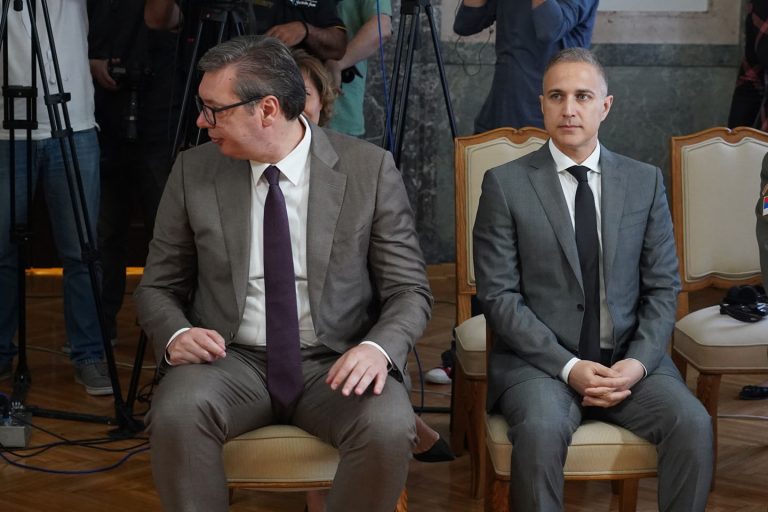 Dvorske intrige: Predsednik, ministar, sekretarka i Đuka 2 Dvorske intrige: Predsednik, ministar, sekretarka i Đuka 2