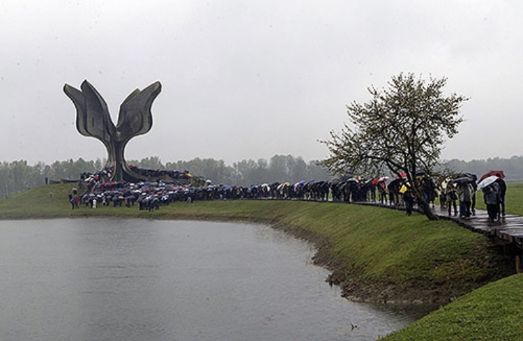 Vučićev (ne)odlazak u Jasenovac: Letnje raspirivanje tenzija 2 Vučićev (ne)odlazak u Jasenovac: Letnje raspirivanje tenzija 2