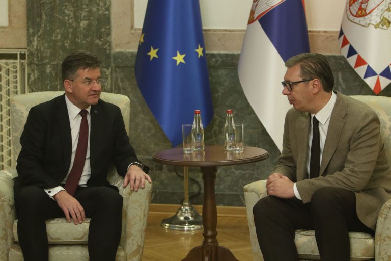 Da narodu bude jasno: Strepite li kada se predsednik dohvati mikrofona 2 Da narodu bude jasno: Strepite li kada se predsednik dohvati mikrofona 2