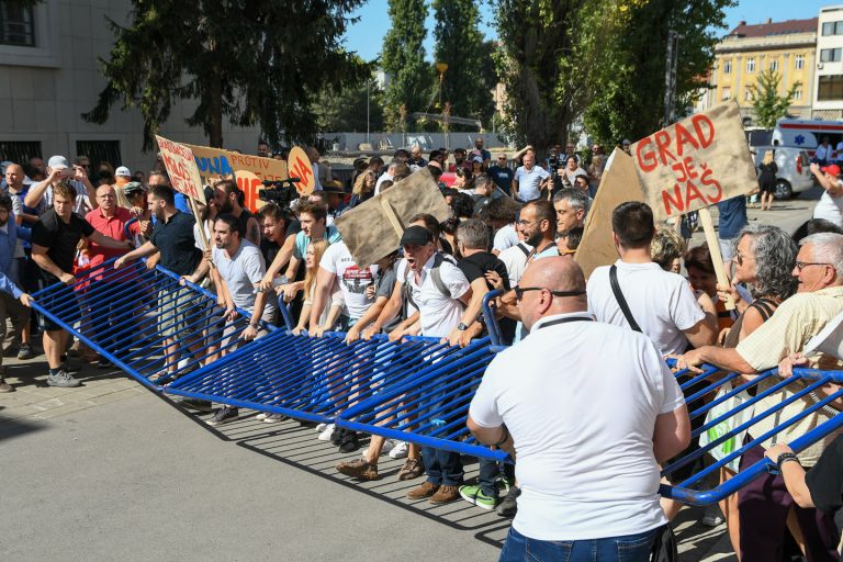 Reakcije na protest u Novom Sadu: Dve slike istog nasilja 2 Reakcije na protest u Novom Sadu: Dve slike istog nasilja 2