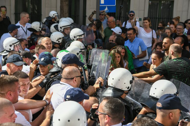 Sukob policije i demonstranata u Novom Sadu: „Kordoni, batinaši, obezbeđenje“ 2 Sukob policije i demonstranata u Novom Sadu: „Kordoni, batinaši, obezbeđenje“ 2