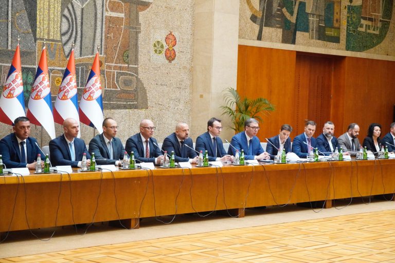 Aleksandar Vučić sa Srbima sa Kosova: Uvertira za obraćanje naciji 2 Aleksandar Vučić sa Srbima sa Kosova: Uvertira za obraćanje naciji 2