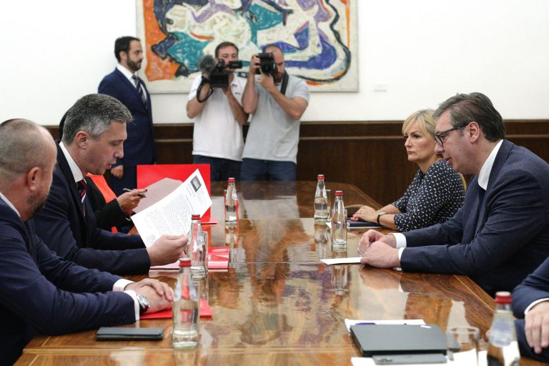 Aleksandar Vučić i Megan Markl: Svećenje Kosova na Evroprajdu 2