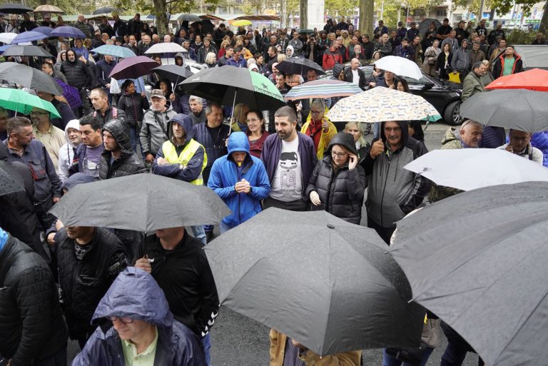 Protest komunalnih radnika: Nove firme su bacanje para 2 Protest komunalnih radnika: Nove firme su bacanje para 2