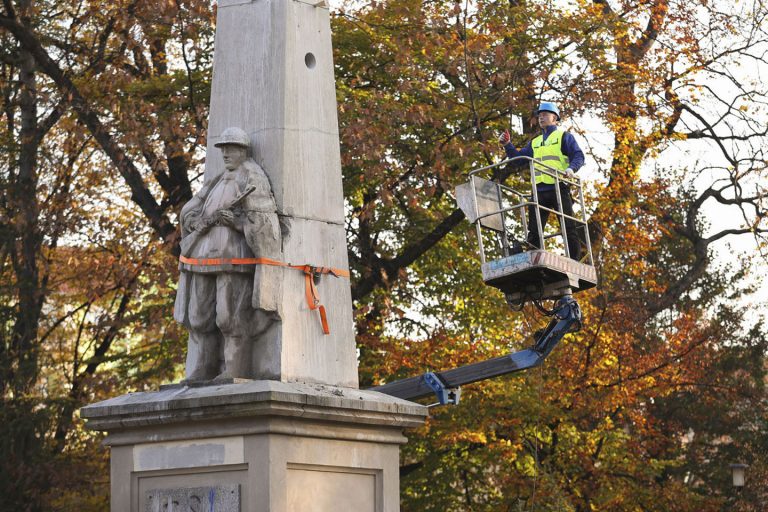 Poljska: Rušenje spomenika sovjetskim vojnicima 2 Poljska: Rušenje spomenika sovjetskim vojnicima 2