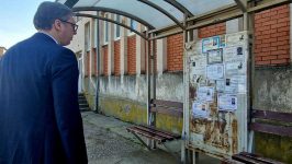Masakr u Mladenovcu: Predsednik Srbije obišao porodice žrtava 23