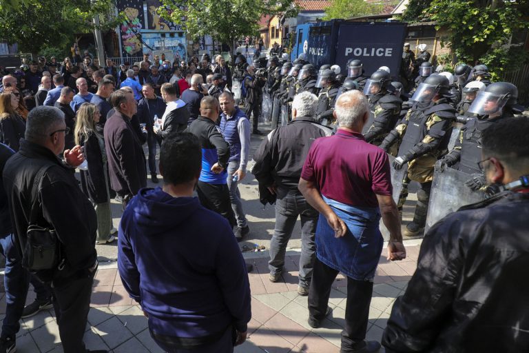 Kosovo: KFOR nasilno rasteruje građane u Zvečanu 2