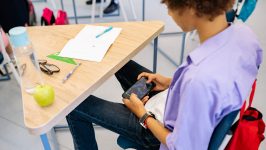 Učenje na prvom mestu: UNESCO poziva na zabranu mobilnih telefona u školama 19