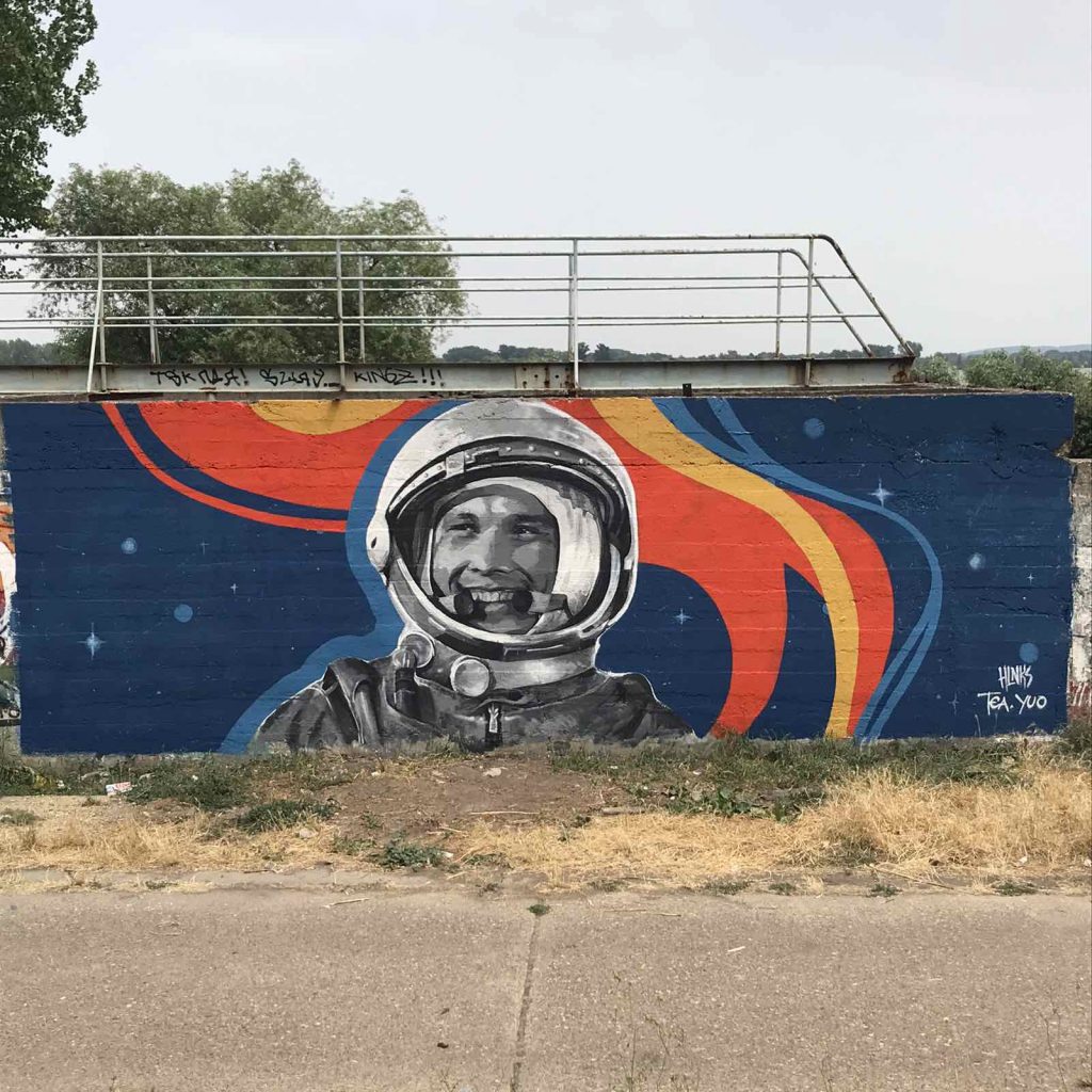 Skrnavljenje murala Jurija Gagarina i Džona Rida parolom „Kad se vojska na Kosovo vrati“ 3
