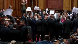 Haos u Skupštini Srbije: Poslanicima opozicije obezbeđenje ne da da mrdnu 2