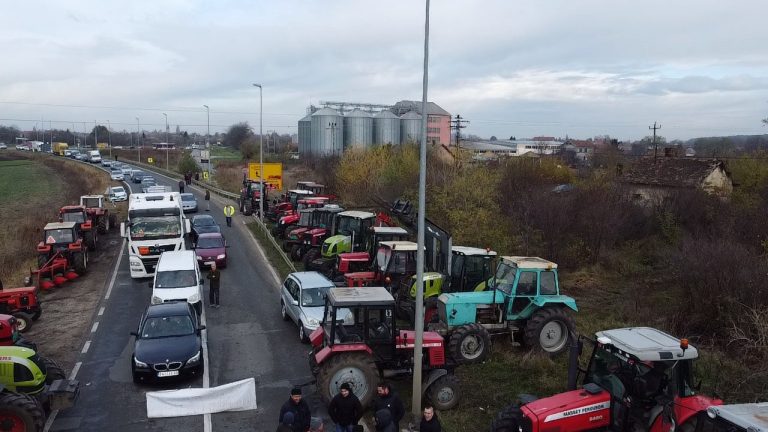 Poljoprivrednici sa više od 50 traktora blokirali magistralni put 2